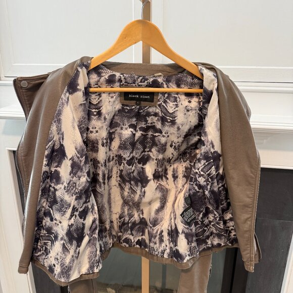 🩶 Black Rivet Moto Jacket 🩶 - Picture 3 of 10